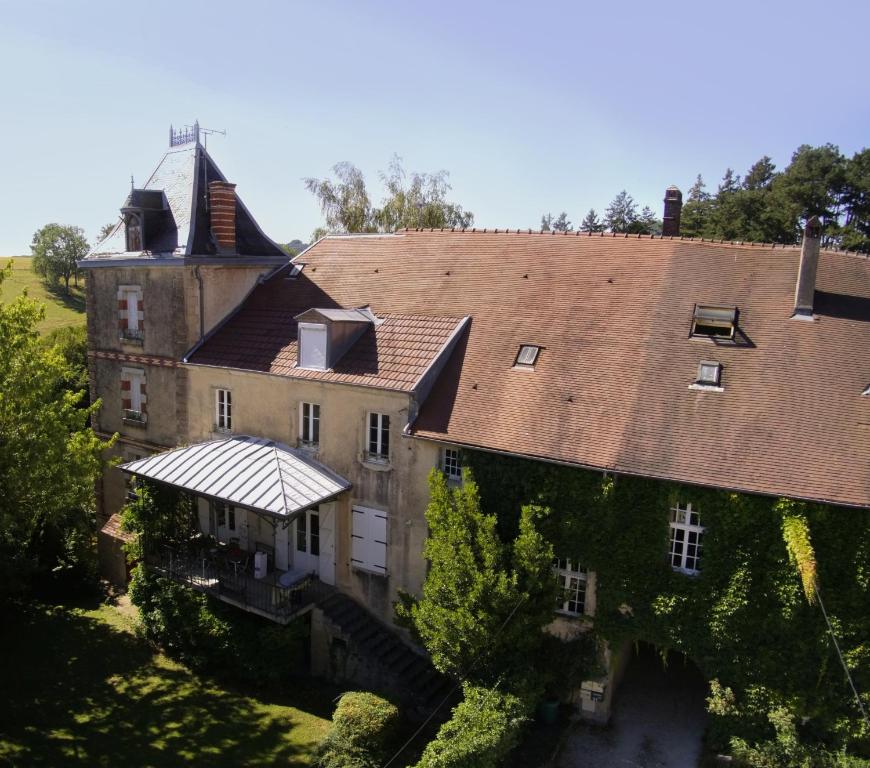 eine Luftansicht eines großen Hauses mit Dach in der Unterkunft Gîte 2 du Château de Feschaux in Villeneuve-sous-Pymont