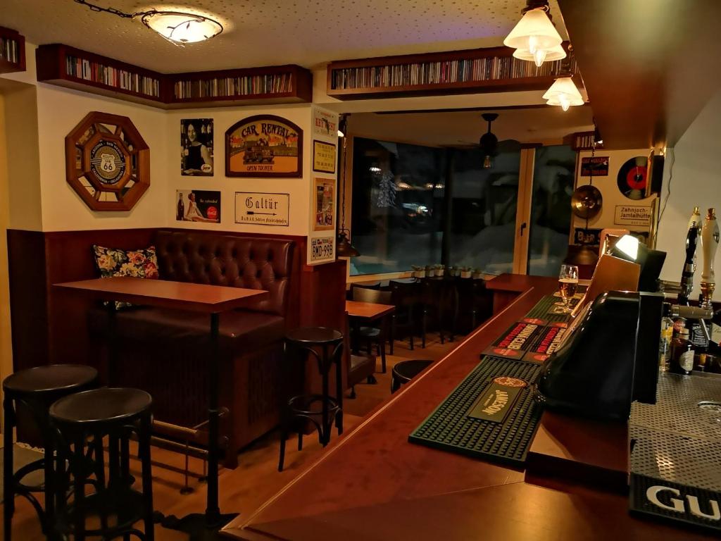 The lounge or bar area at Apart Chamins