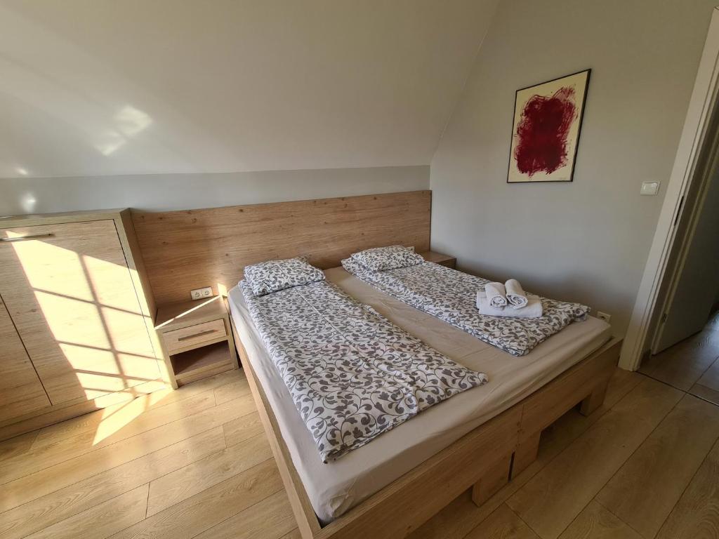 Posteľ alebo postele v izbe v ubytovaní RentApart Centrum