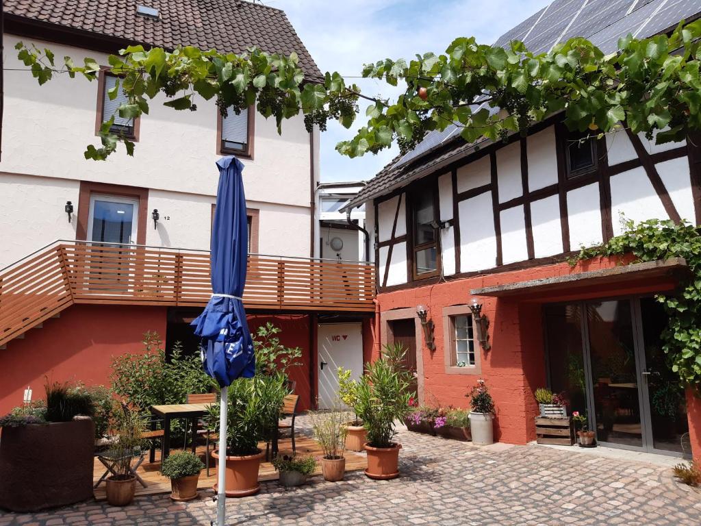 a blue umbrella in front of a building at Ferienwohnung Stockemer Haecke in Stockheim