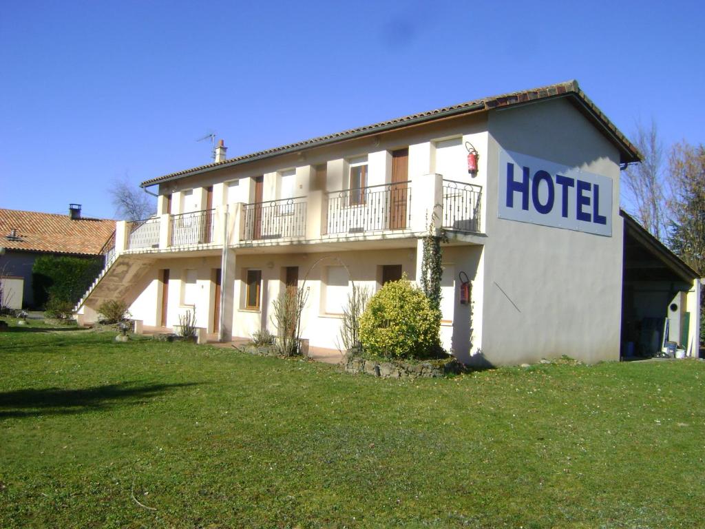 a building with a hotel sign on the side of it at Hôtel Restaurant La Casera in Clarac