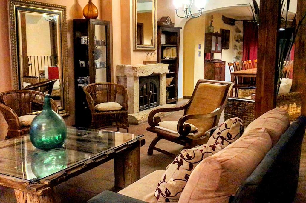 sala de estar con sofá y mesa en La Noguera de Socasa en Romancos