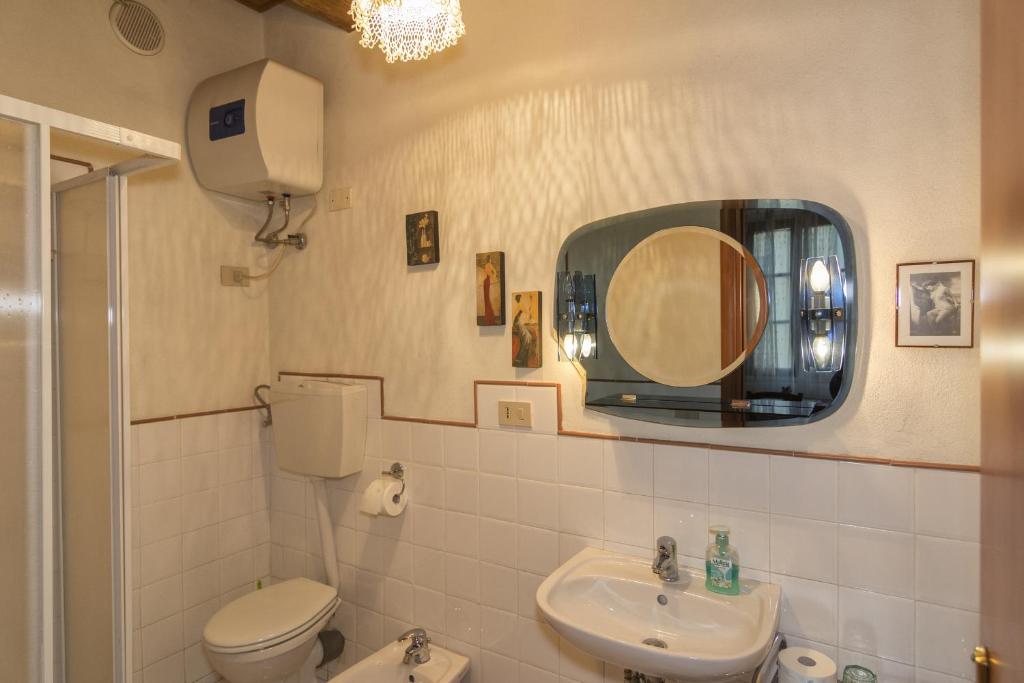 Koupelna v ubytování B&B Due Borghi