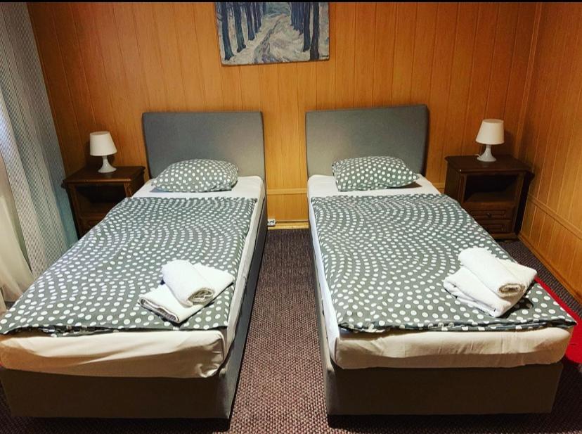dos camas sentadas una al lado de la otra en una habitación en Zakarpatska Kolyba, en Odessa