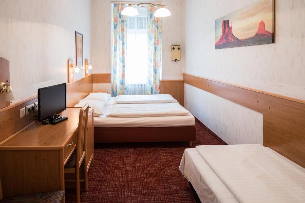 Llit o llits en una habitació de Hotel Admiral