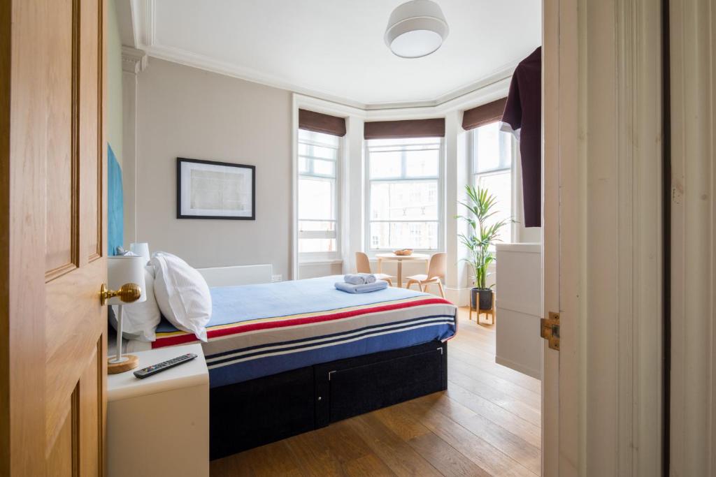 a small bedroom with a bed in a room at Hausd Flex - Covent Garden in London