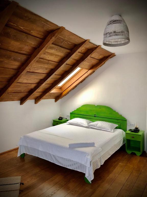 Postel nebo postele na pokoji v ubytování The Carpathian Lodge