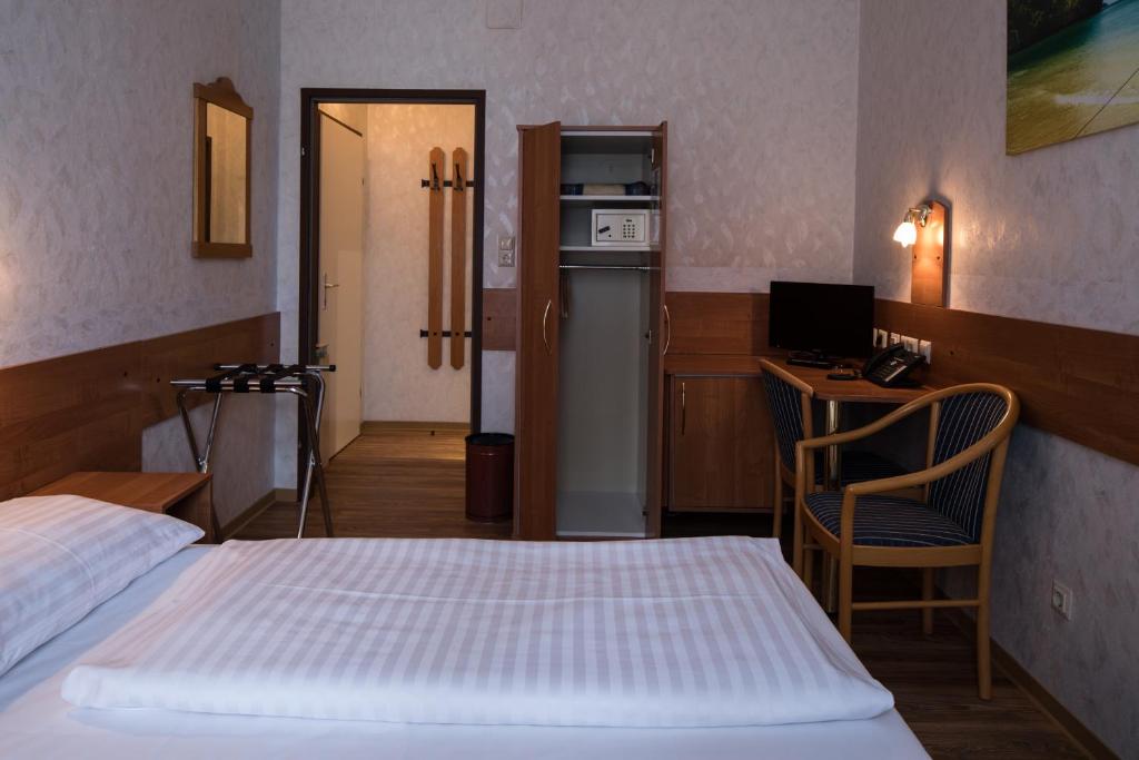 Llit o llits en una habitació de Hotel Admiral