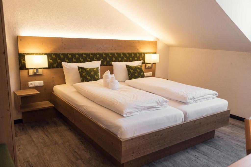 Postel nebo postele na pokoji v ubytování Waldhotel Seebachschleife