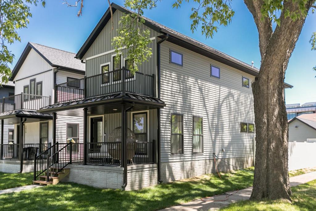 uma vista exterior de uma casa em Burnett Cottage - OG em Cedar Rapids