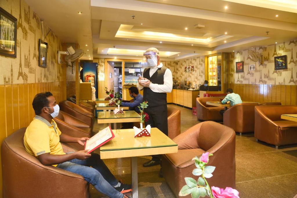 Hosté ubytování Aman Continental - 2Mins from Railway Station and 5 Mins from Metro