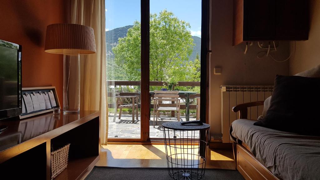 普拉德勒米塔的住宿－Un rincón especial en VALL DE BOI，客厅设有滑动玻璃门,可通往庭院