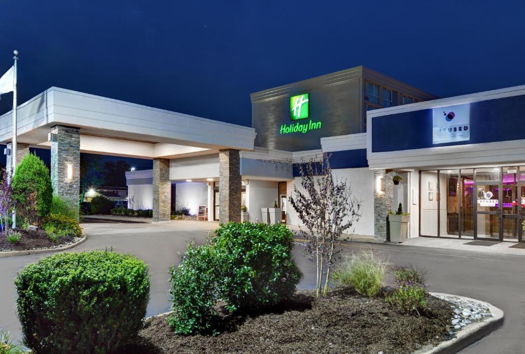 een winkel voor een winkelcentrum 's nachts bij Holiday Inn Philadelphia-Cherry Hill, an IHG Hotel in Cherry Hill