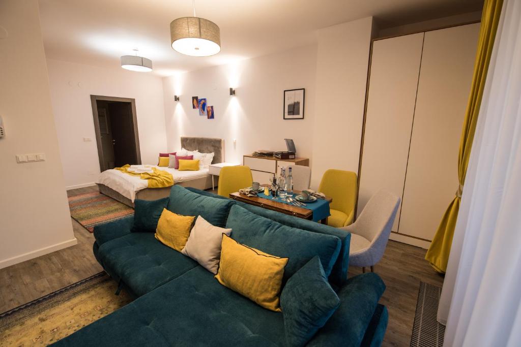 un soggiorno con divano e letto di Chic Studio Silver Mountain a Poiana Brasov