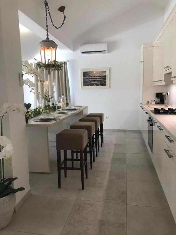 Cucina o angolo cottura di Villa Bella with pool