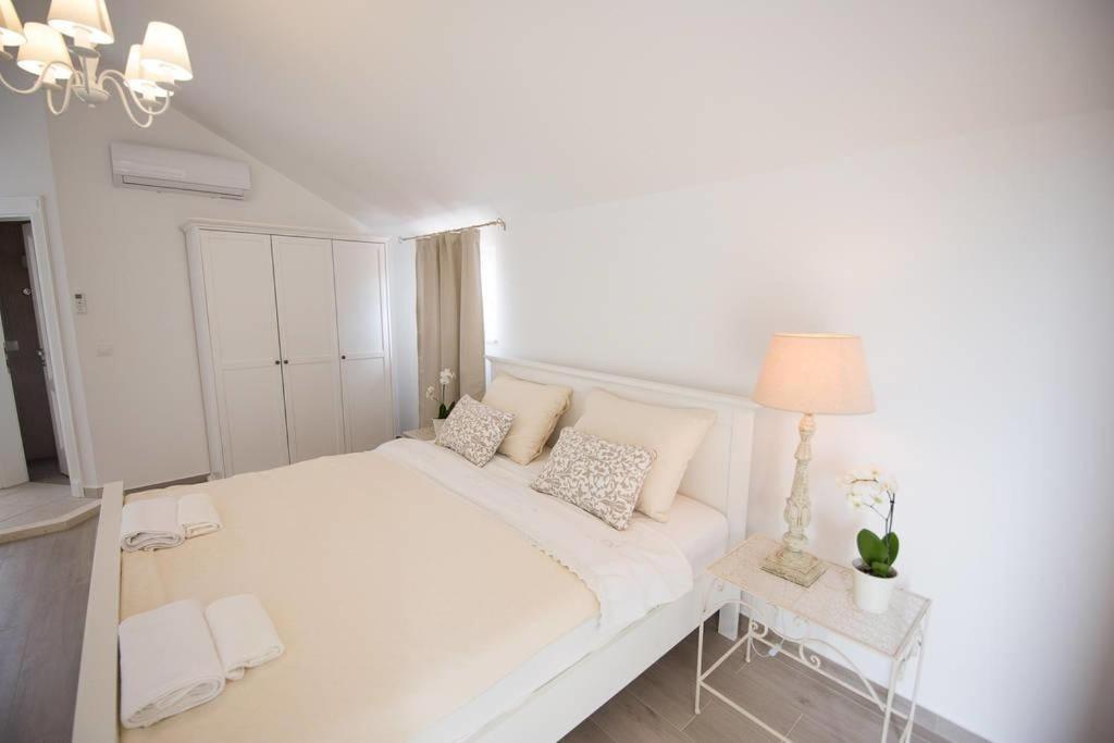 Letto o letti in una camera di Villa Bella with pool