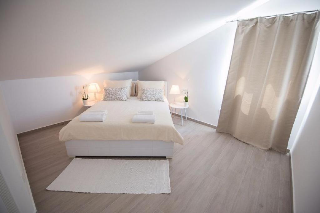 Letto o letti in una camera di Villa Bella with pool