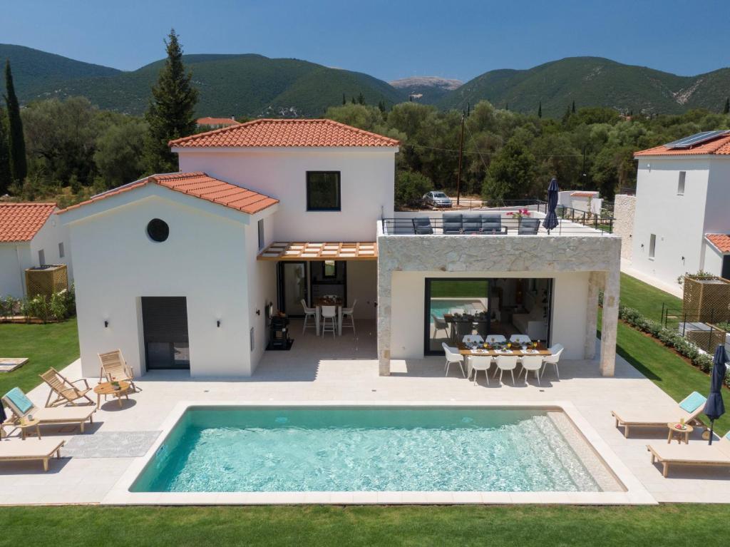 - Vistas a una villa con piscina en Ionian Trilogy Luxury Villas, en Sami