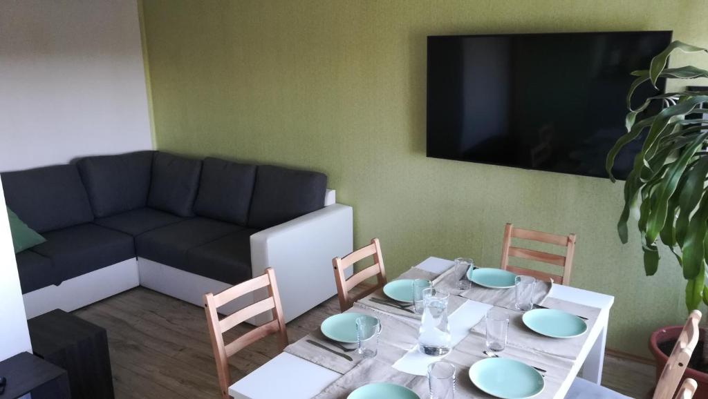 een woonkamer met een tafel en een bank bij Central MaxiStay in Rakvere