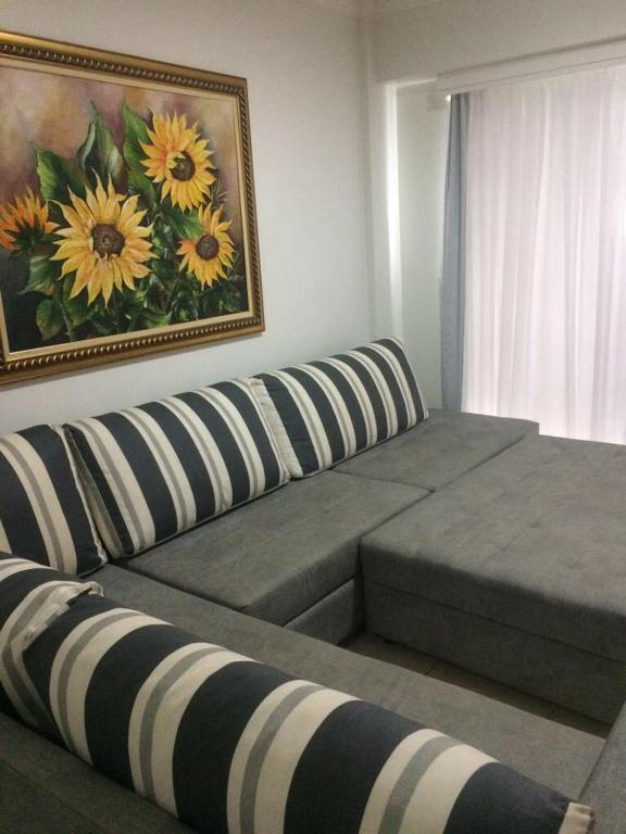 um quarto com 2 camas e um quadro de girassóis em Águas da Serra Apart Service 728A em Rio Quente