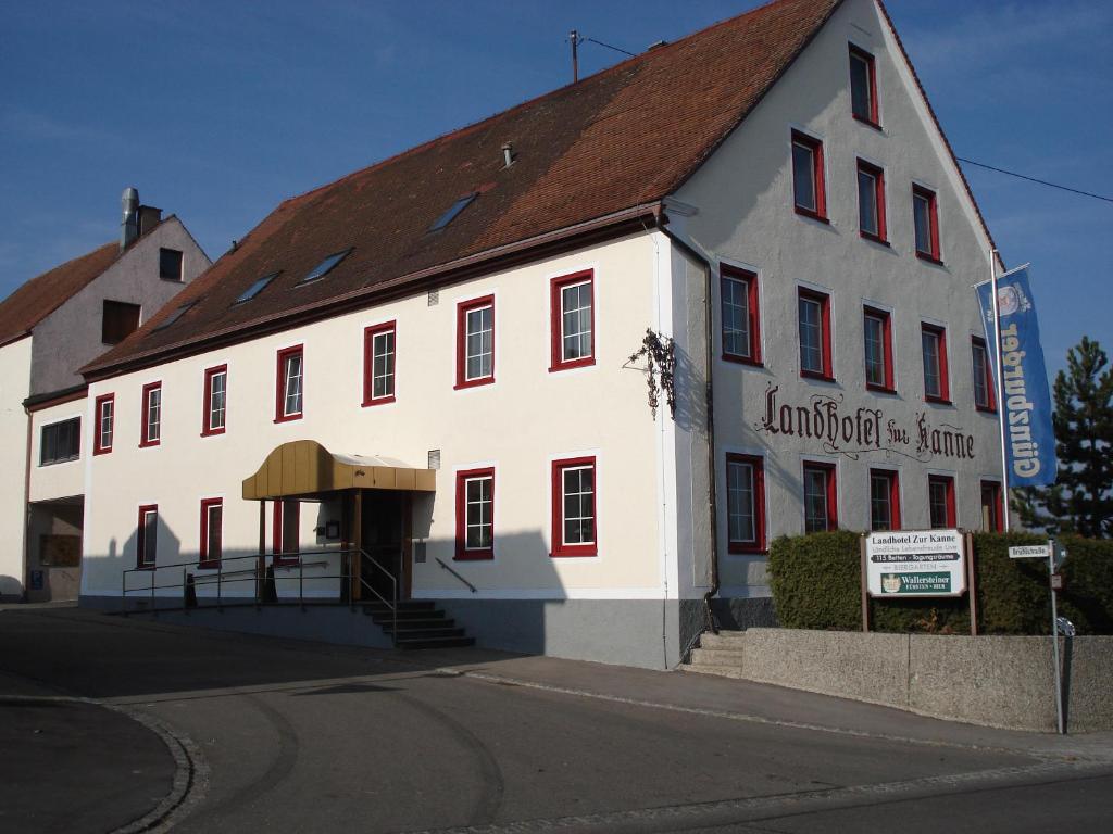 ein großes weißes Gebäude mit braunem Dach in der Unterkunft Landhotel zur Kanne in Neresheim