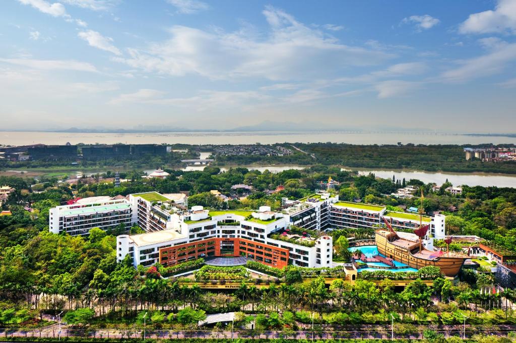 - une vue aérienne sur un complexe avec un grand bâtiment dans l'établissement InterContinental Shenzhen, an IHG Hotel, à Shenzhen