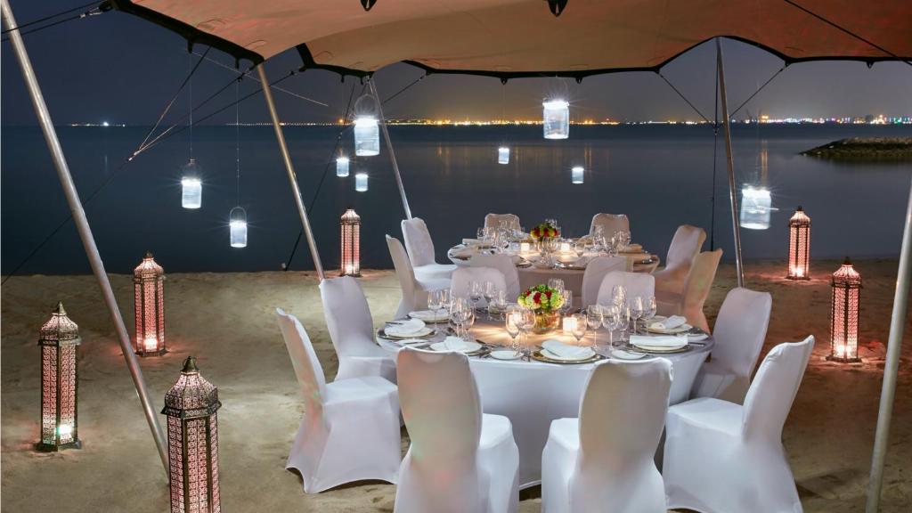 Restoran või mõni muu söögikoht majutusasutuses InterContinental Doha Beach & Spa by IHG
