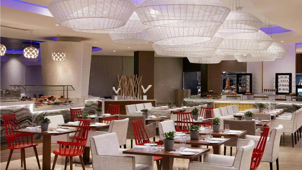 Restoran või mõni muu söögikoht majutusasutuses InterContinental Doha Beach & Spa by IHG