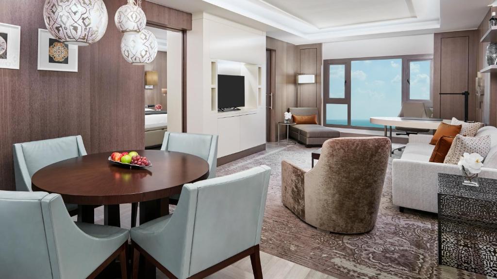 Televiisor ja/või meelelahutuskeskus majutusasutuses InterContinental Doha Beach & Spa by IHG
