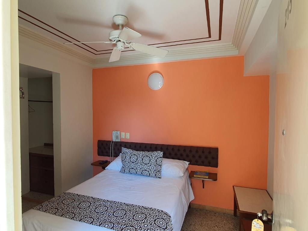 Postel nebo postele na pokoji v ubytování Hotel Atlantico a 150 mts de Playa Martí