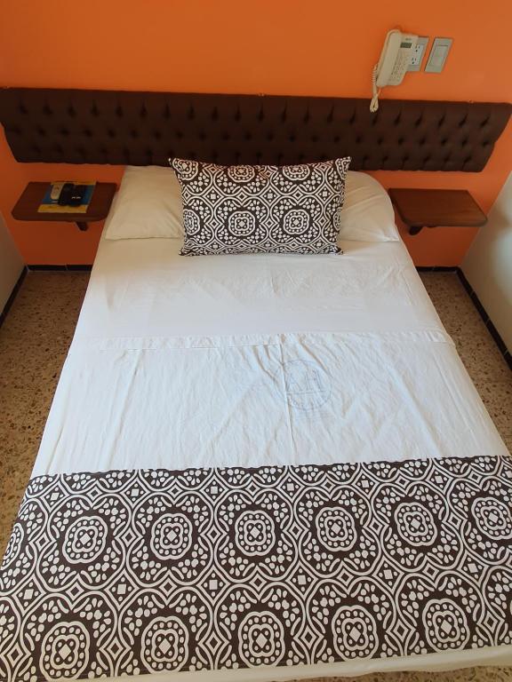 Postel nebo postele na pokoji v ubytování Hotel Atlantico a 150 mts de Playa Martí