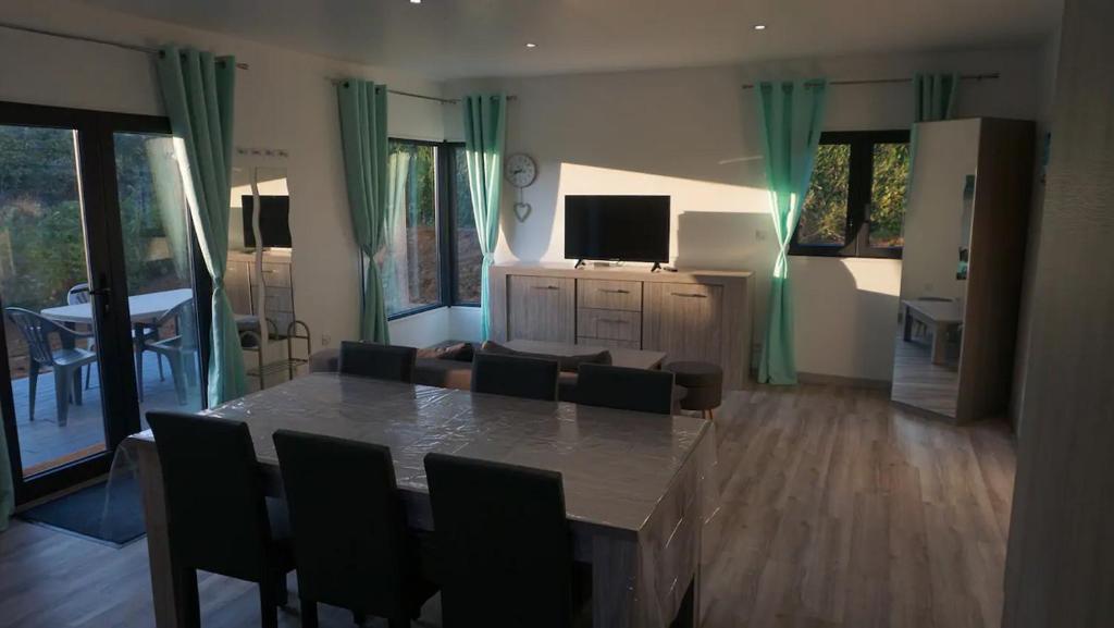 een woonkamer met een tafel en stoelen bij Gîte le Pixien C 4 à 6 personnes 15 min Charleville in Poix-Terron
