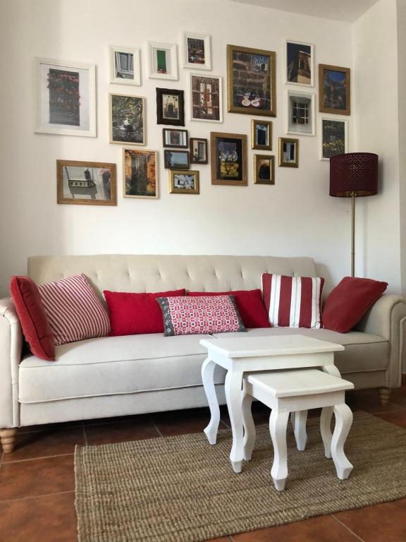 sala de estar con sofá blanco y mesa en Apartamento Ocuri, en Benaocaz