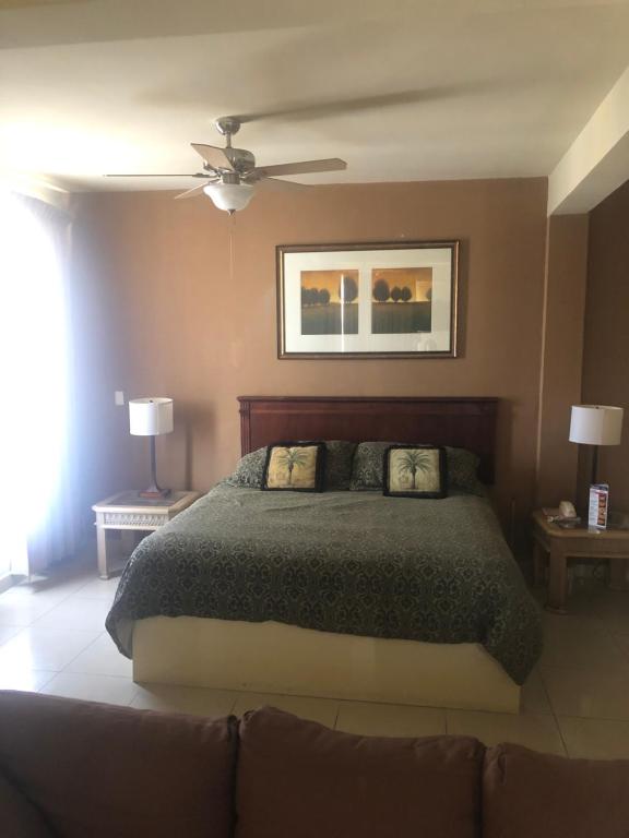- une chambre avec un lit et un ventilateur de plafond dans l'établissement HOTEL PLAZA RIVIERA, à Matamoros