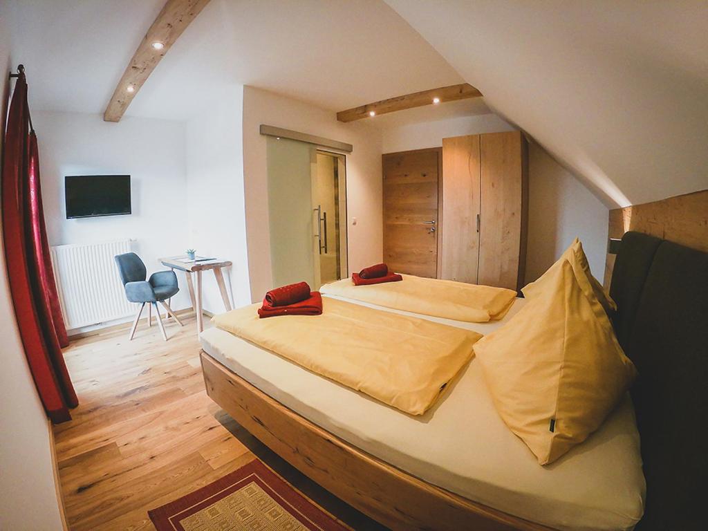 A television and/or entertainment centre at Appartements Macheiner