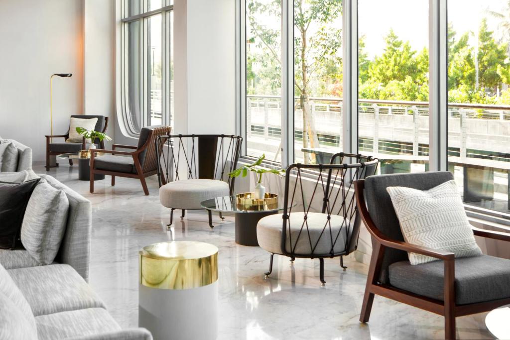 Area lounge atau bar di Kimpton - Hotel Palomar South Beach, an IHG Hotel