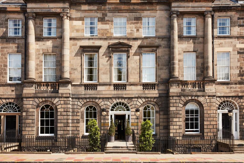 un grand bâtiment en briques avec une porte à l'avant dans l'établissement Kimpton - Charlotte Square, an IHG Hotel, à Édimbourg