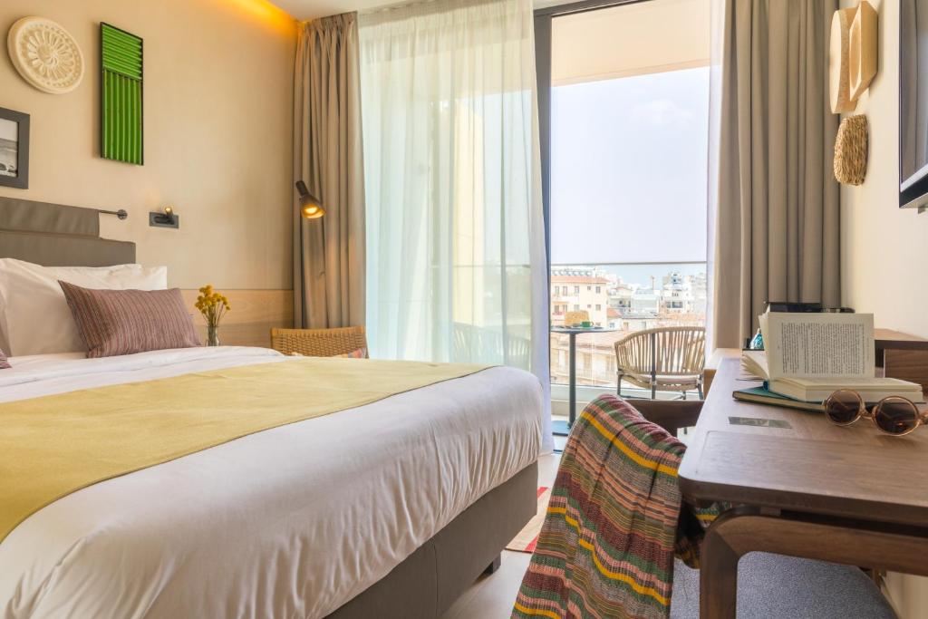 Postel nebo postele na pokoji v ubytování Hotel Indigo Larnaca by IHG-ADULTS ONLY