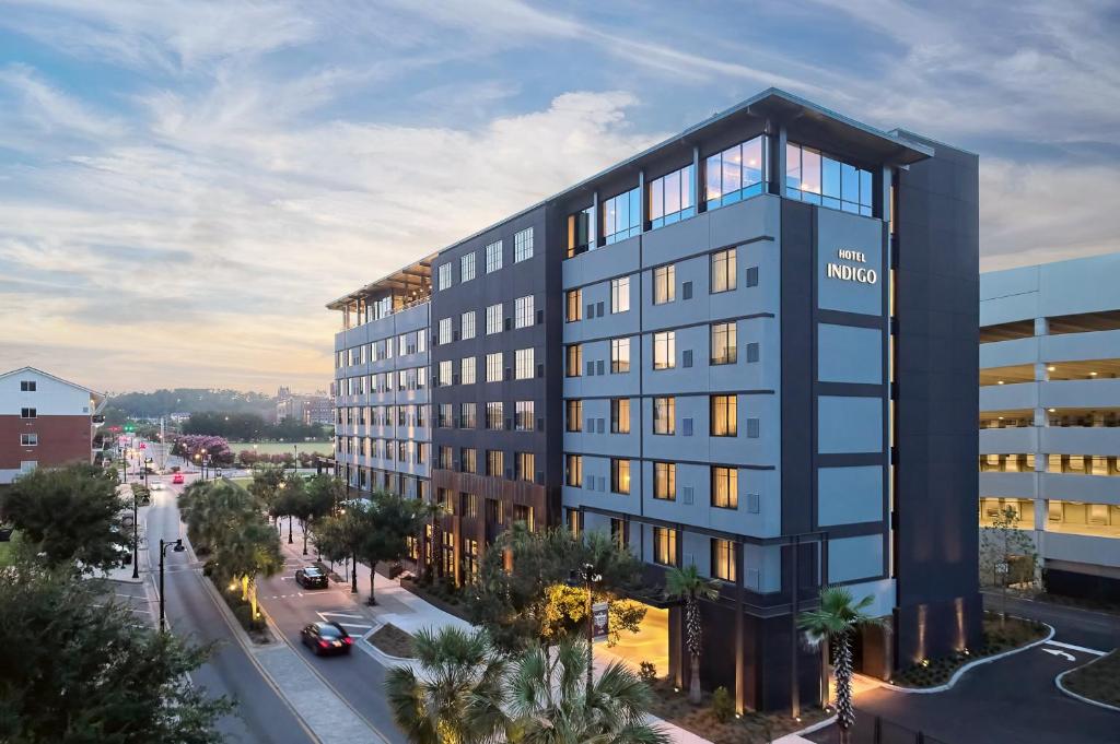 una vista aérea de un edificio con una calle en Hotel Indigo Tallahassee - Collegetown, an IHG Hotel, en Tallahassee