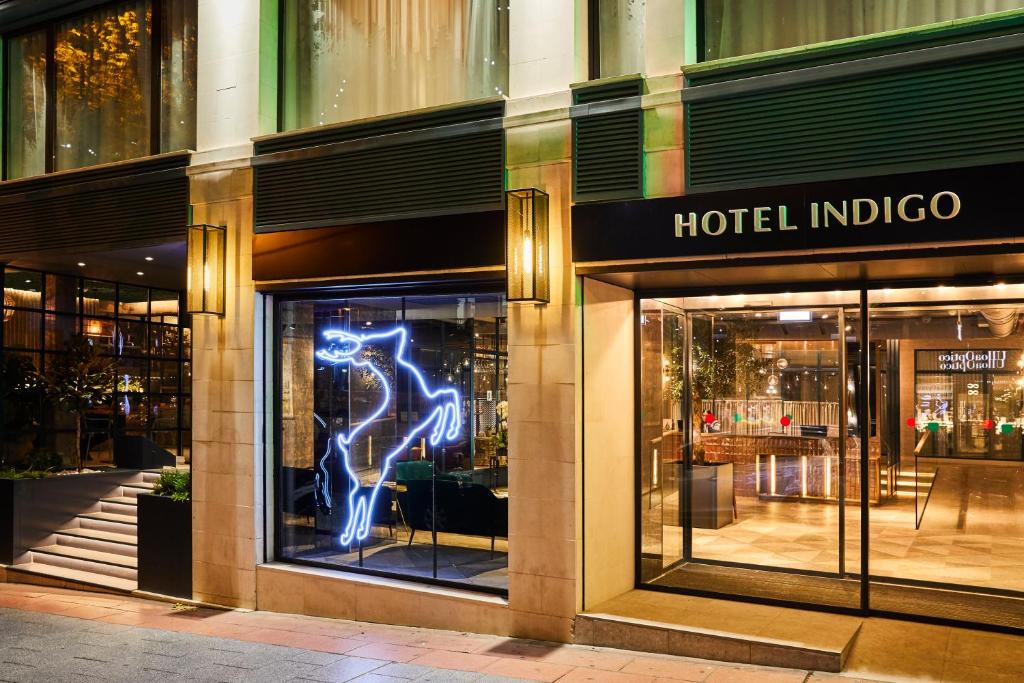 un negozio di hotel indoco con un cartello alla finestra di Hotel Indigo Madrid - Princesa, an IHG Hotel a Madrid