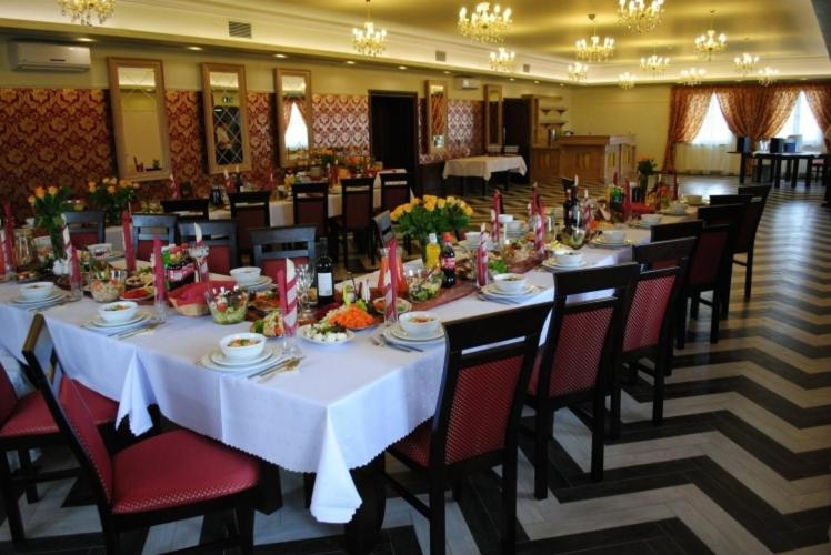 Reštaurácia alebo iné gastronomické zariadenie v ubytovaní Hotel Złoty Młyn Majków