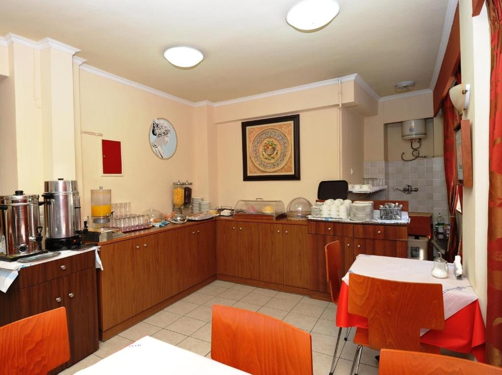 Kuchyň nebo kuchyňský kout v ubytování Pergamos Hotel