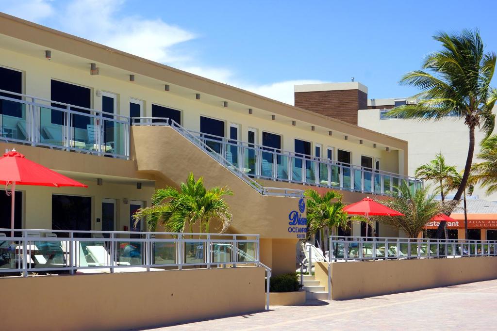 un hôtel avec des tables, des chaises et des palmiers dans l'établissement Diane Oceanfront Suites, à Hollywood