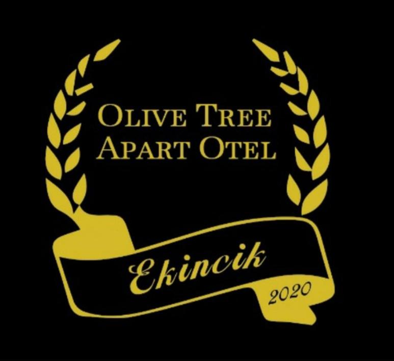 un logotipo de oficina de patentes de vinos de oro con un laurelreath en Olive Tree Apart Hotel en Mugla