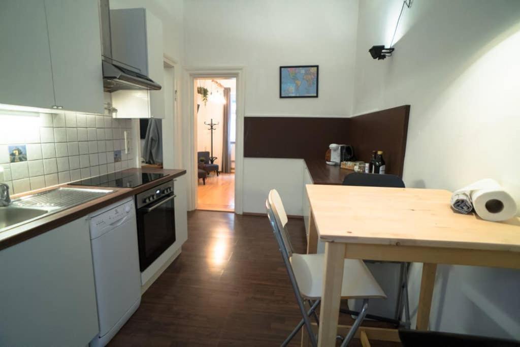 Kuchyňa alebo kuchynka v ubytovaní Cosy and Spacious Apartment in the heart of Innsbruck