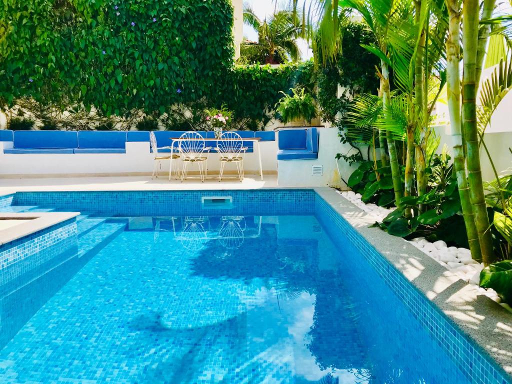 une piscine avec deux chaises et une table dans l'établissement Casa da Rochinha com piscina privada, à Funchal