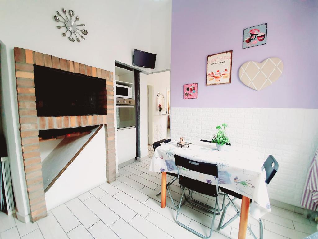 Kuchyňa alebo kuchynka v ubytovaní Accogliente Casa Indipendente con Wi-Fi Gratuito, a Due Passi dal Centro e dalle Attrazioni