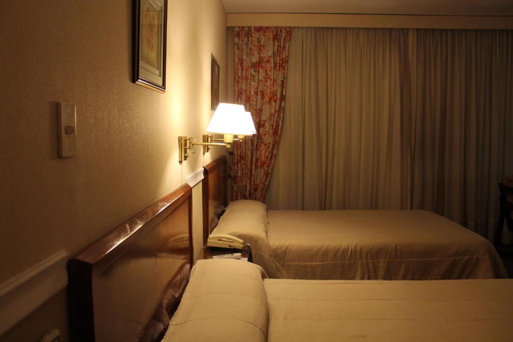 Postel nebo postele na pokoji v ubytování Premier Hill Suites Hotel