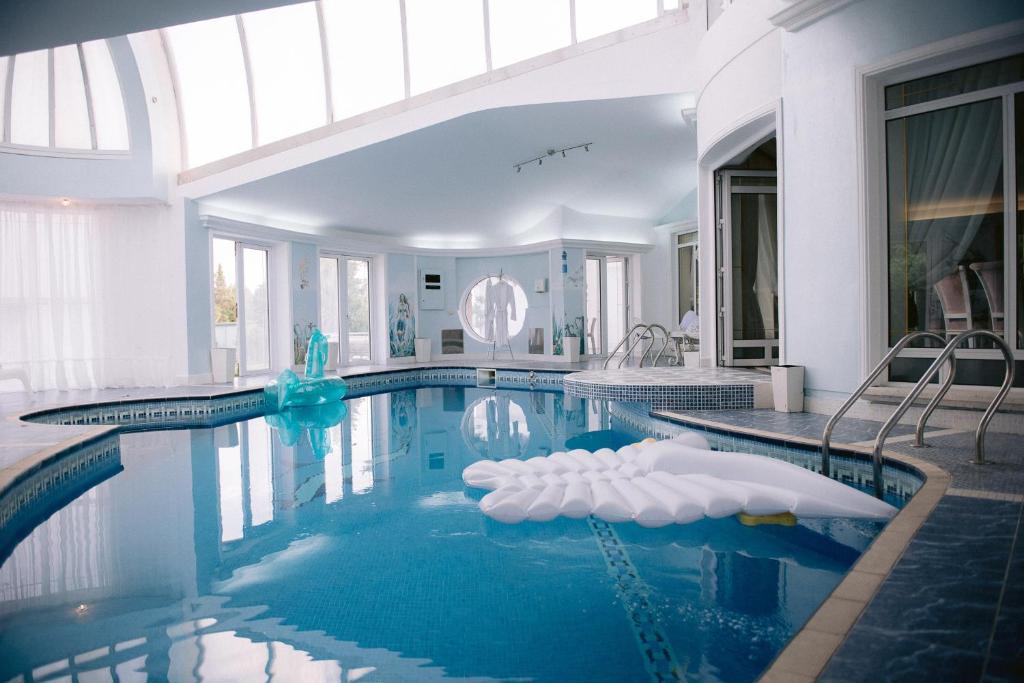 uma piscina numa casa em Fruška Gora Klub Krstašice em Irig