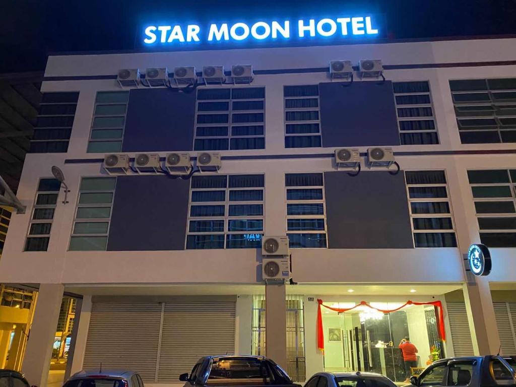 ein Star Moon Hotel mit davor geparkt in der Unterkunft STAR MOON HOTEL in Bintulu